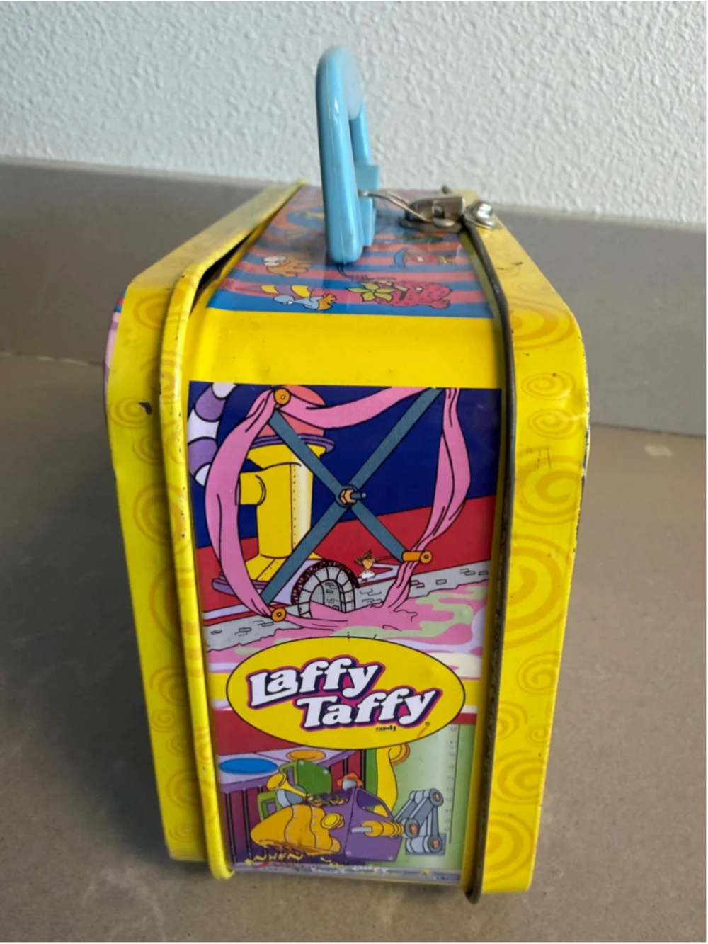 Willy Wonka Metal Lunch Box Tin Nerds Laffy Taffy Bottle Caps Candy Collectible
